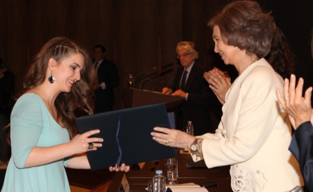 Doña Sofía entrega una de las becas de Juventudes Musicales de Madrid de ampliación de estudios en el extrajero